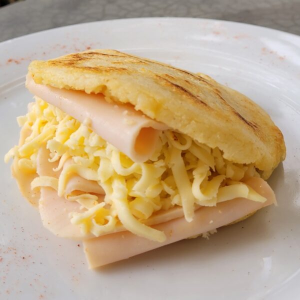 Arepa de jamón y queso